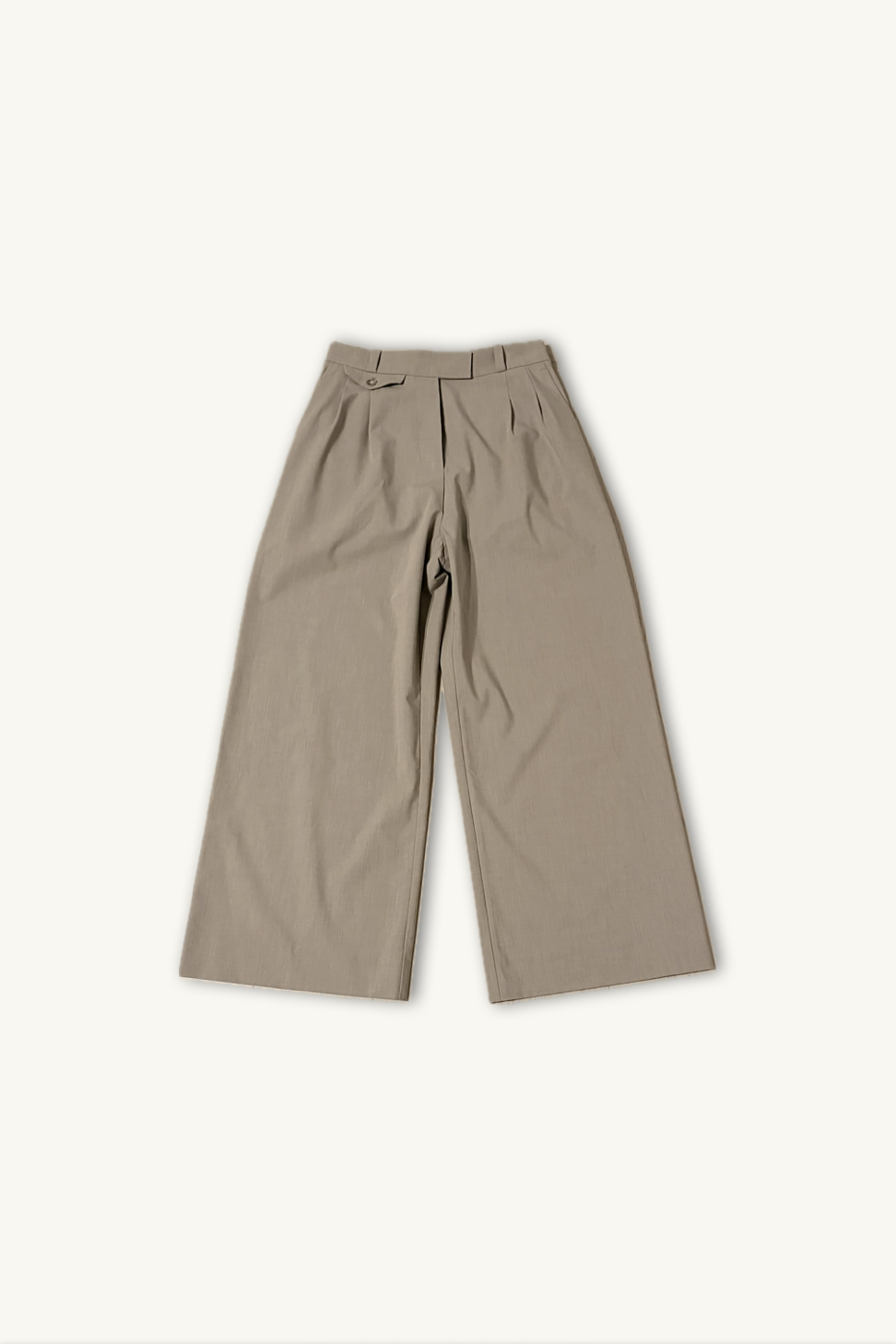 Hélène | Pants | Camille | Toffee | 
芳醇なトフィーカラーが描く、カミーユ・パンツの優雅なドレープ。
機内ウェアとしても品格を保ち、ホテルステイやラウンジ、旅先のディナーに映える上品でタイムレスなクルーズラインのパンツ。
On Elegance. Timeless Travel Wear for Hotel Stay, Lounge and Cruising.