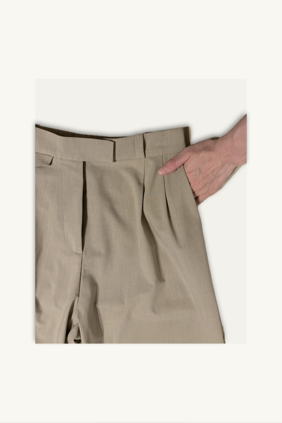 Hélène | Pants | Camille | Toffee | 
芳醇なトフィーカラーが描く、カミーユ・パンツの優雅なドレープ。
機内ウェアとしても品格を保ち、ホテルステイやラウンジ、旅先のディナーに映える上品でタイムレスなクルーズラインのパンツ。
On Elegance. Timeless Travel Wear for Hotel Stay, Lounge and Cruising.