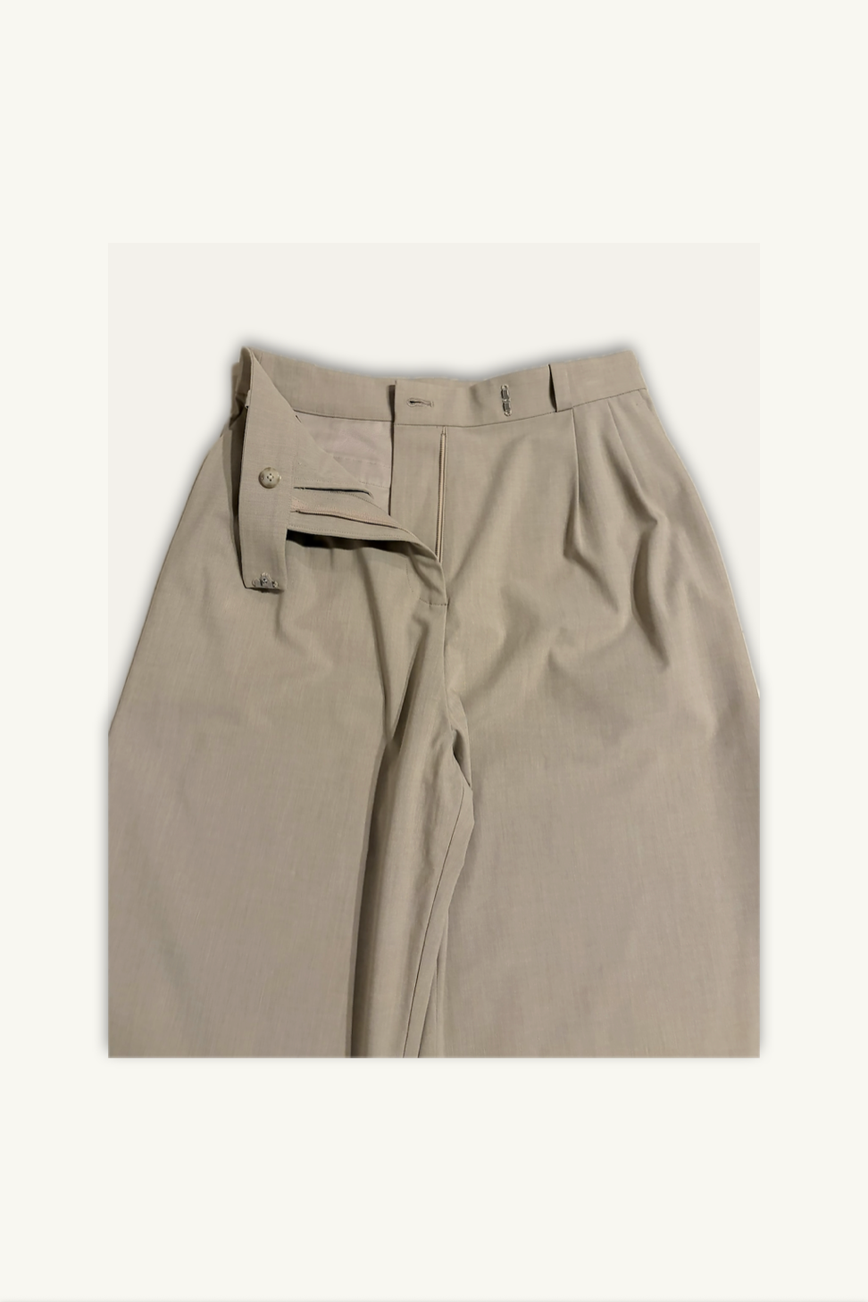Hélène | Pants | Camille | Toffee | 
芳醇なトフィーカラーが描く、カミーユ・パンツの優雅なドレープ。
機内ウェアとしても品格を保ち、ホテルステイやラウンジ、旅先のディナーに映える上品でタイムレスなクルーズラインのパンツ。
On Elegance. Timeless Travel Wear for Hotel Stay, Lounge and Cruising.