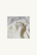 Hélène | Textile | Classic white | 
木馬社（MOKUBA）製高級ベルベットリボン。
短く高密度に植毛されたパイルが、光を柔らかく弾き、圧倒的な質感を宿す白。
On Elegance .