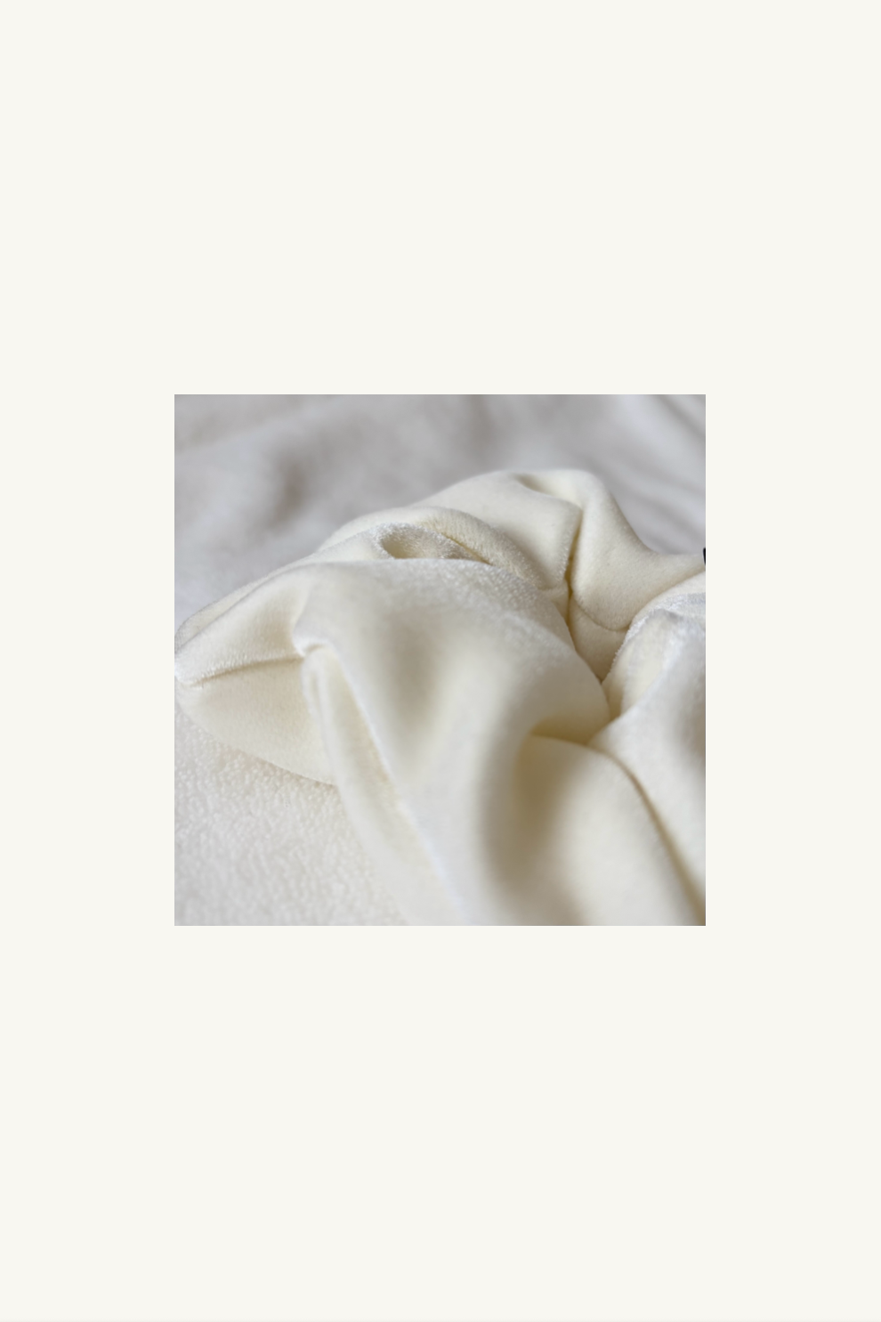 Hélène | Textile | Classic white | 
木馬社（MOKUBA）製高級ベルベットリボン。
短く高密度に植毛されたパイルが、光を柔らかく弾き、圧倒的な質感を宿す白。
On Elegance .