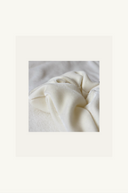 Hélène | Textile | Classic white | 
木馬社（MOKUBA）製高級ベルベットリボン。
短く高密度に植毛されたパイルが、光を柔らかく弾き、圧倒的な質感を宿す白。
On Elegance .