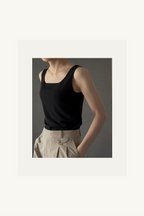 Hélène | Top | Emma | Black | 
タンクトップの完璧なカッティング。
漆黒の静寂を纏う、ブラック。
On Elegance .