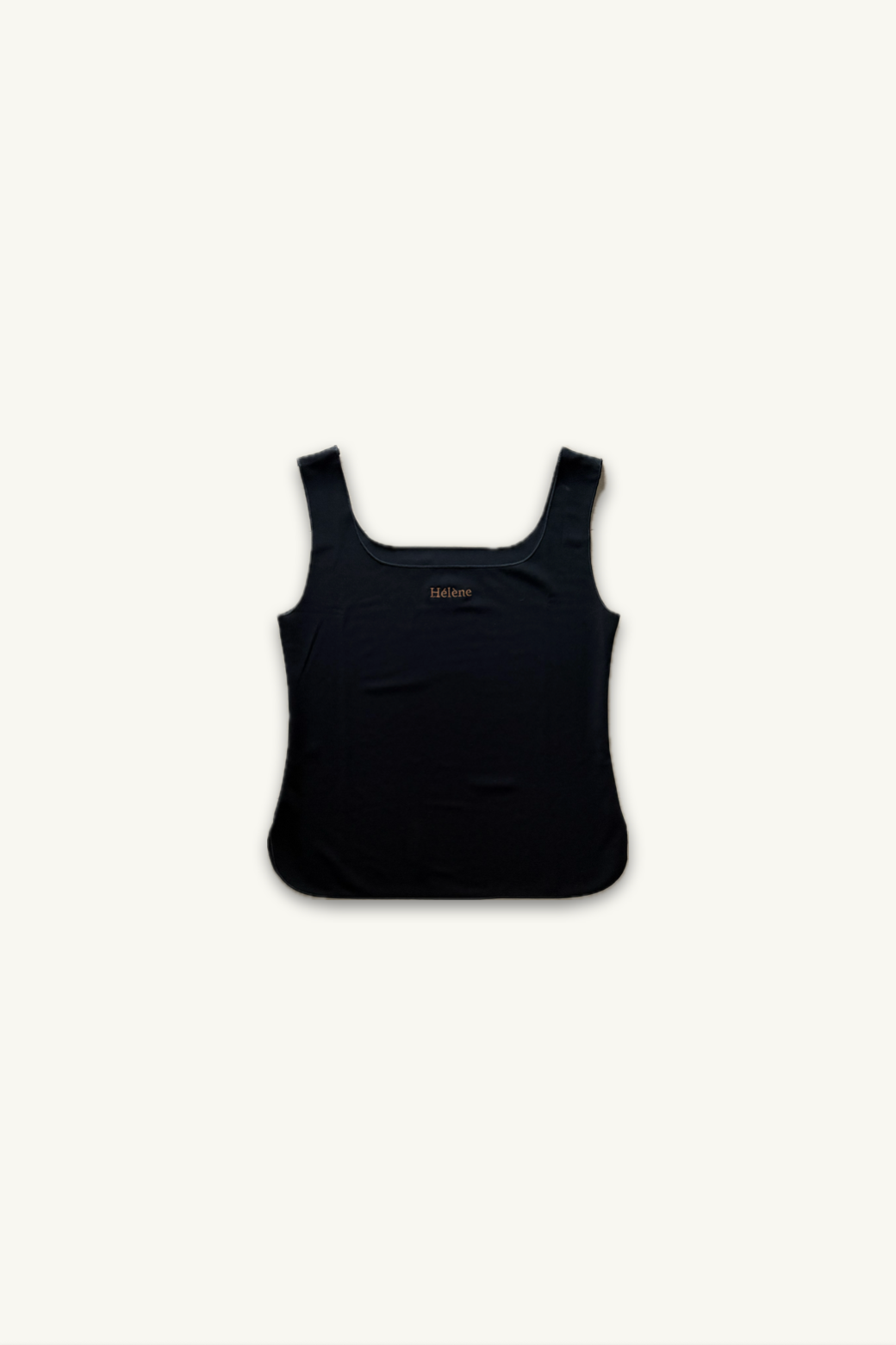 Hélène | Top | Emma | Black | 
タンクトップの完璧なカッティング。
漆黒の静寂を纏う、ブラック。
On Elegance .