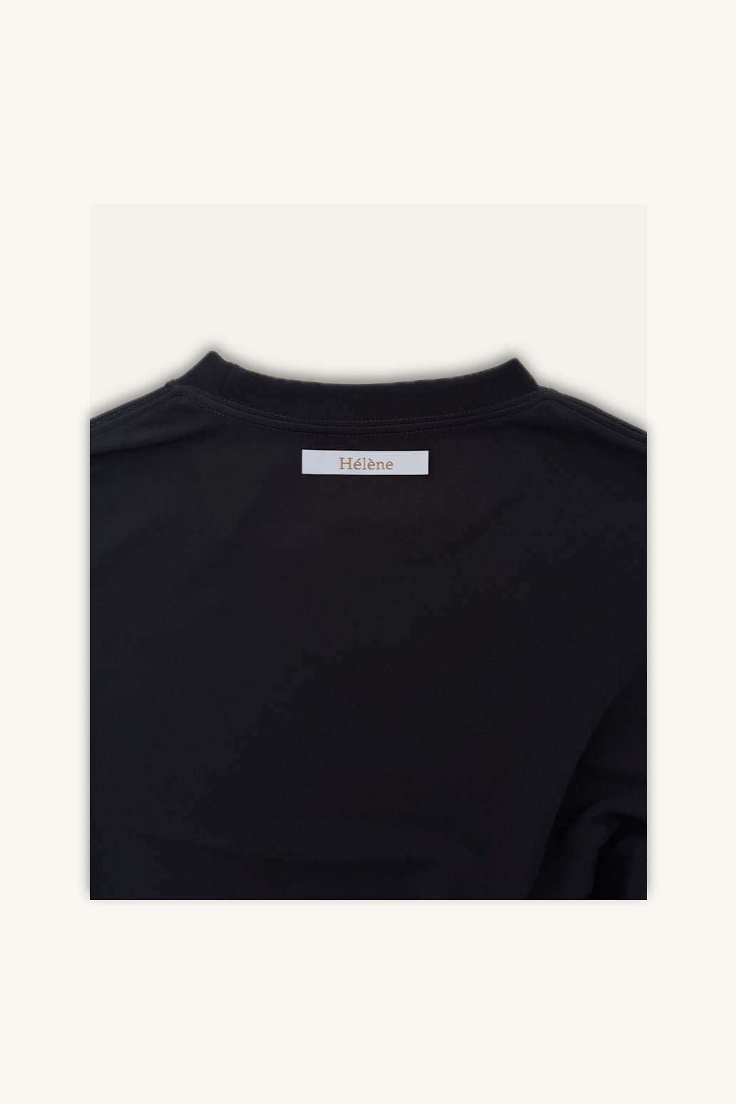 Hélène | Top | Giselle | Black | 
知性と気品を際立たせる、ジゼル。
ロングスリーブのしなやかな黒。
On Elegance .
