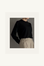 Hélène | Top | Giselle | Black | 
知性と気品を際立たせる、ジゼル。
ロングスリーブのしなやかな黒。
On Elegance .